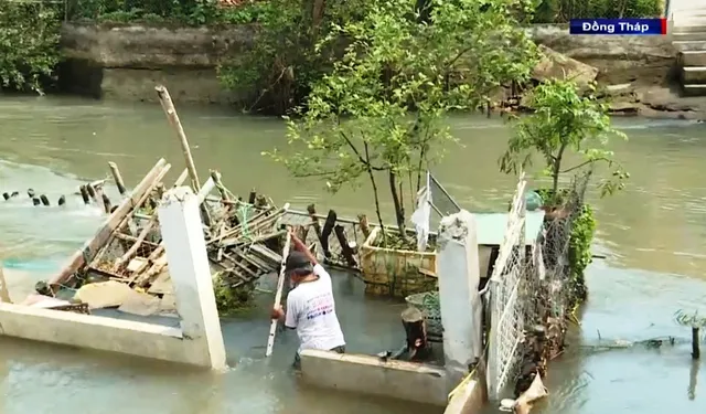 Sạt lở bờ sông, 11 nhà dân bị nhấn chìm - Ảnh 2.