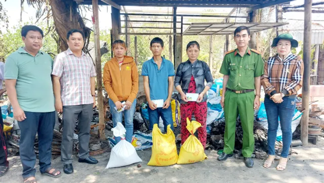 Bạc Liêu: Thăm hỏi, hỗ trợ tiền cho 3 gia đình bị cháy nhà trong đêm - Ảnh 1.