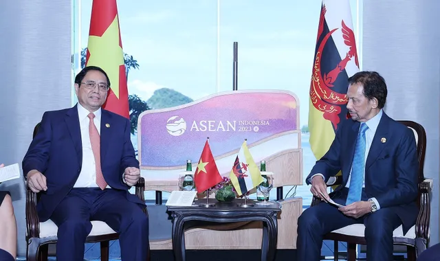 Hội nghị Cấp cao ASEAN lần thứ 42: Thủ tướng Phạm Minh Chính gặp Quốc vương Brunei Darussalam - Ảnh 2.