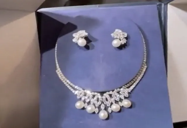 Đấu giá bộ trang sức kim cương của Công nương Diana - Ảnh 1.
