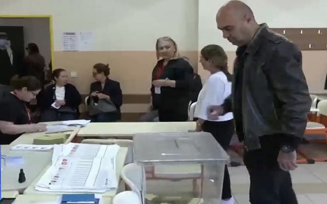 Thổ Nhĩ Kỳ bắt đầu bỏ phiếu bầu Tổng thống và Quốc hội - Ảnh 1.