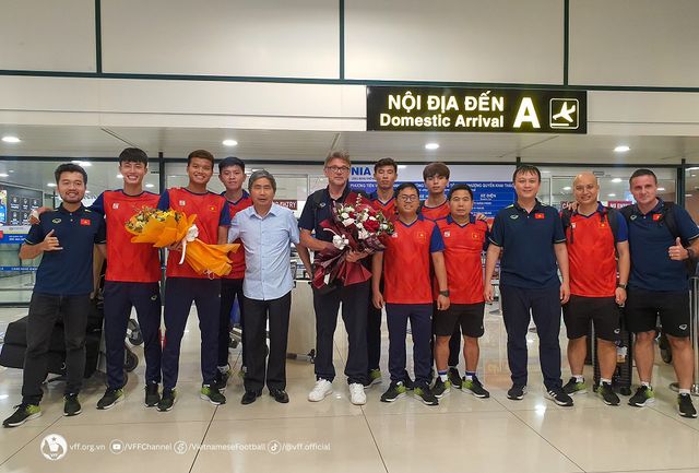 ĐT U22 Việt Nam về nước với tấm HCĐ SEA Games 32, hướng tới những mục tiêu mới - Ảnh 3.