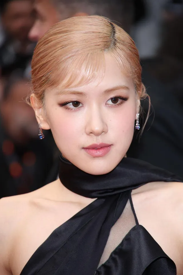 Rosé (BLACKPINK) xuất hiện yêu kiều trên thảm đỏ Cannes 2023 - Ảnh 3.