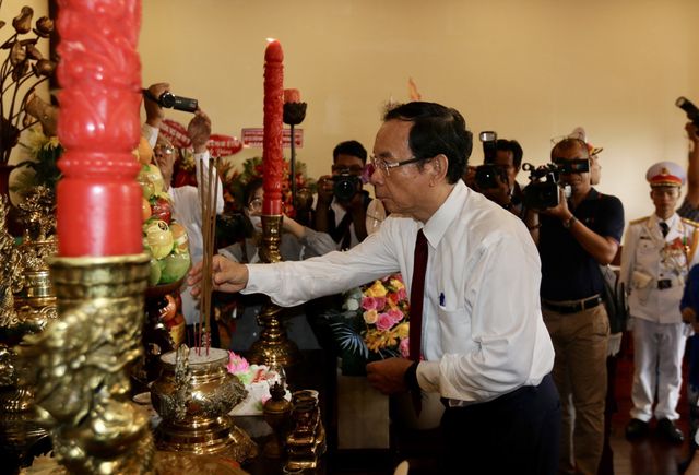 Lãnh đạo Thành phố Hồ Chí Minh dâng hương Chủ tịch Hồ Chí Minh dịp sinh nhật Bác 19/5 - Ảnh 1.