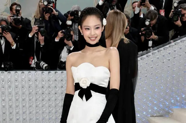 Jennie (BLACKPINK) xinh như búp bê tại Met Gala 2023  - Ảnh 2.