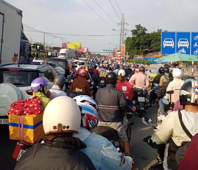 Chưa hết nghỉ lễ, sân bay, cửa ngõ TP Hồ Chí Minh đã đông đúc - Ảnh 6.