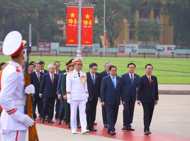 Đại biểu dự Kỳ họp thứ 5, Quốc hội khóa XV vào Lăng viếng Chủ tịch Hồ Chí Minh - Ảnh 1.