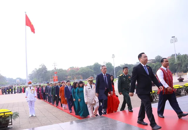 Đại biểu dự Kỳ họp thứ 5, Quốc hội khóa XV vào Lăng viếng Chủ tịch Hồ Chí Minh - Ảnh 4.