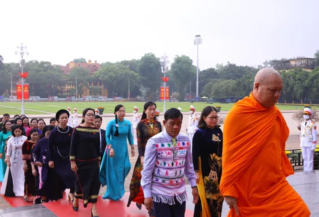 Đại biểu dự Kỳ họp thứ 5, Quốc hội khóa XV vào Lăng viếng Chủ tịch Hồ Chí Minh - Ảnh 3.