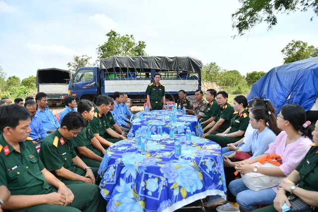 Thăm, động viên cán bộ, chiến sĩ đội K92 đang thực hiện nhiệm vụ tại Campuchia - Ảnh 1.