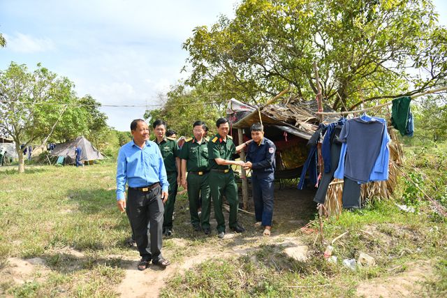 Thăm, động viên cán bộ, chiến sĩ đội K92 đang thực hiện nhiệm vụ tại Campuchia - Ảnh 2.