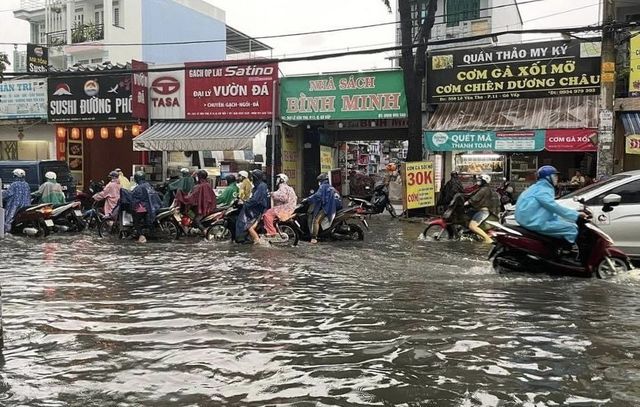 Mệt mỏi ứng phó với mưa ngập - Ảnh 1.