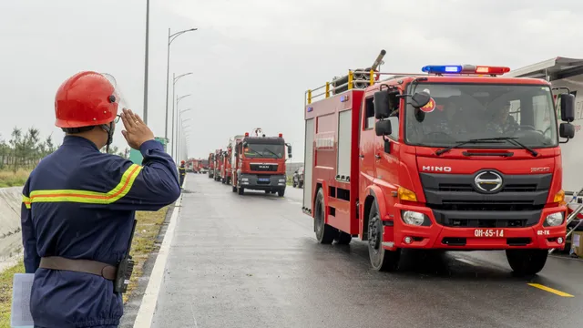 Diễn tập chữa cháy, xử lý tràn đổ hóa chất tại nhà máy hóa dầu Long Sơn - Ảnh 1.