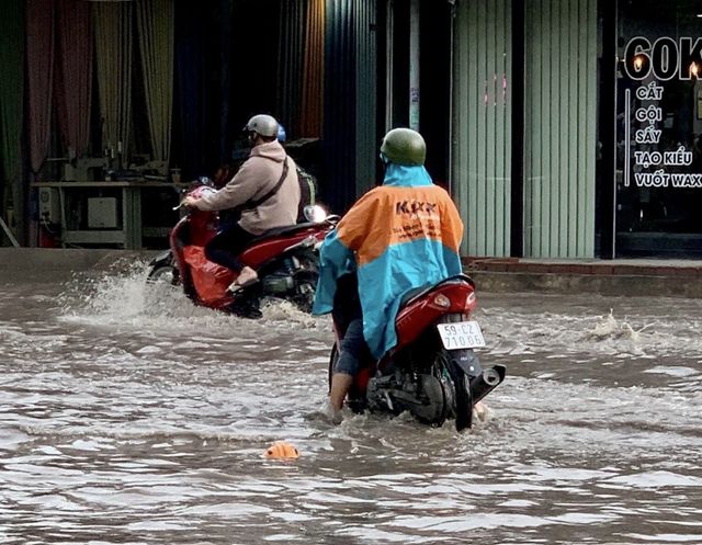 Mưa lớn, nhiều tuyến đường TP Hồ Chí Minh biến thành biển nước - Ảnh 4.