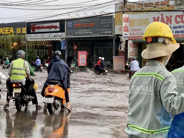 Mưa lớn, nhiều tuyến đường TP Hồ Chí Minh biến thành biển nước - Ảnh 3.