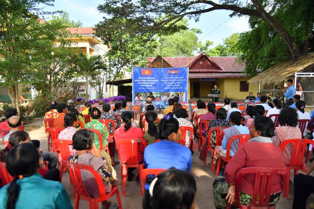 Bác sĩ quân y tỉnh Kiên Giang khám bệnh và cấp thuốc miễn phí tại Campuchia - Ảnh 1.