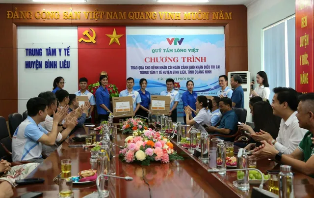 Trao tặng hơn 900 suất quà cho bệnh nhân, gia đình có hoàn cảnh khó khăn, học sinh nghèo vượt khó tại huyện Bình Liêu - Ảnh 8.