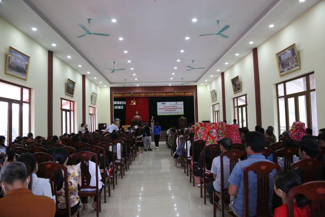 Trao tặng hơn 900 suất quà cho bệnh nhân, gia đình có hoàn cảnh khó khăn, học sinh nghèo vượt khó tại huyện Bình Liêu - Ảnh 9.