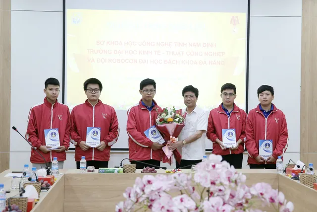 Sở Khoa học và Công nghệ tỉnh Nam Định giao lưu với các đội tuyển Robocon Việt Nam 2023 - Ảnh 16.