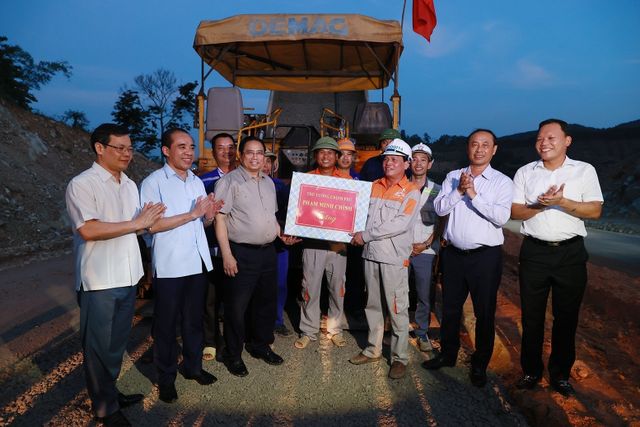 Thủ tướng Phạm Minh Chính kiểm tra tiến độ thi công cao tốc Tuyên Quang - Phú Thọ - Ảnh 2.