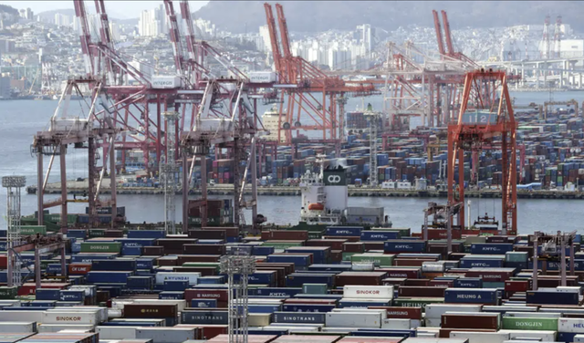 Hàn Quốc chứng kiến chuỗi thâm hụt thương mại dài nhất trong 26 năm  - Ảnh 1.