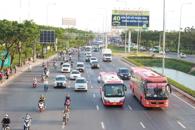 Cửa ngõ phía đông TP Hồ Chí Minh ùn tắc ở trạm thu phí ngày cuối nghỉ lễ - Ảnh 1.