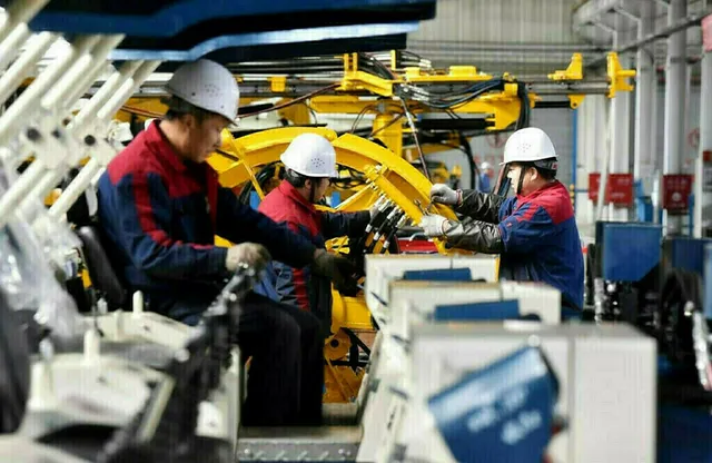 Hoạt động chế tạo giảm, đà phục hồi của kinh tế Trung Quốc gặp khó - Ảnh 1.