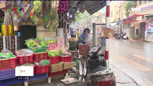 Giành lại vỉa hè cho người đi bộ: Bài toán khó chưa có lời giải - Ảnh 2.