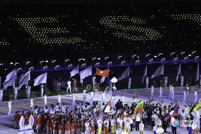 ẢNH: Lễ khai mạc SEA Games 32 – bữa tiệc ánh sáng, lung linh sắc màu - Ảnh 18. ẢNH: Lễ khai mạc SEA Games 32 – bữa tiệc ánh sáng, lung linh sắc màu - Ảnh 18.
