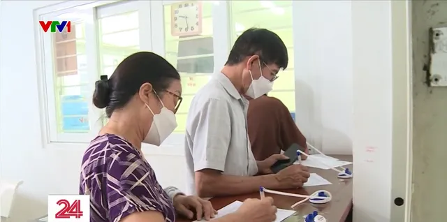 Người dân TP Hồ Chí Minh tích cực đi tiêm vaccine COVID-19 - Ảnh 1. Người dân TP Hồ Chí Minh tích cực đi tiêm vaccine COVID-19 - Ảnh 1.