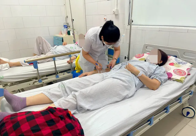 Ngộ độc thực phẩm do phẩm màu, một gia đình 2 người phải nhập viện - Ảnh 1. Ngộ độc thực phẩm do phẩm màu, một gia đình 2 người phải nhập viện - Ảnh 1.