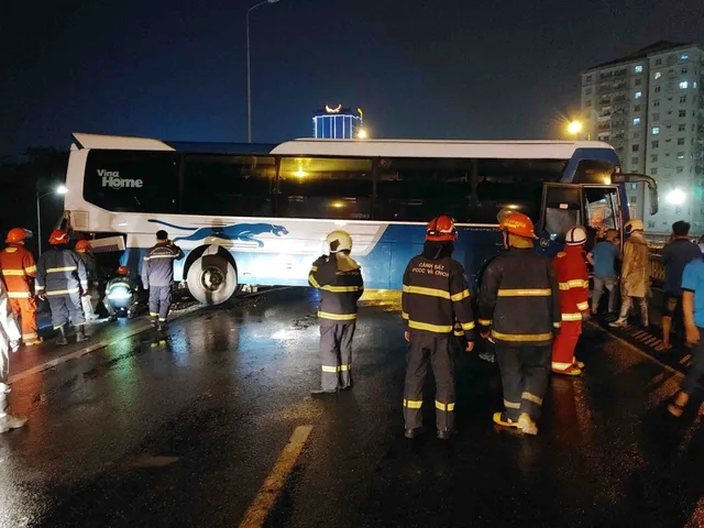 Hà Nội: Xe khách nổ lốp chắn ngang đường, Vành đai 3 trên cao ùn tắc hàng cây số - Ảnh 3.