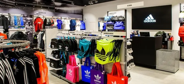 Adidas tiết lộ ngày trở lại thị trường Nga - Ảnh 1.