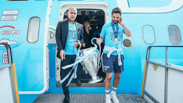 Man City trở về Anh sau cú ăn 3 vĩ đại - Ảnh 1.