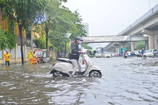 Hà Nội ngập úng nhiều tuyến phố vì mưa lớn sau chuỗi ngày nắng nóng - Ảnh 2.