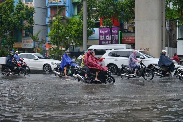 Hà Nội ngập úng nhiều tuyến phố vì mưa lớn sau chuỗi ngày nắng nóng - Ảnh 1.