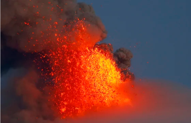 Núi lửa Mayon ở Philippines phun trào: Ít nhất 14.000 người phải sơ tán trong nhiều tháng - Ảnh 1.