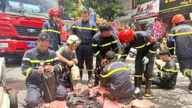 Cháy cửa hàng đồ chơi trẻ em ở trung tâm thành phố Đông Hà (Quảng Trị) - Ảnh 1.