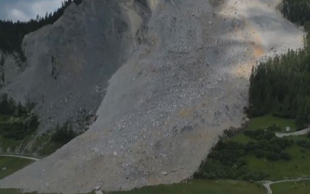 Ngôi làng ở Thụy Sĩ thoát khỏi trận lở đá trong gang tấc - Ảnh 1.