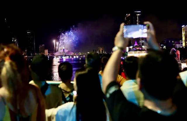Lễ hội Pháo hoa quốc tế Đà Nẵng 2023: Mãn nhãn màn tranh tài của đội Australia và Italia - Ảnh 14. Lễ hội Pháo hoa quốc tế Đà Nẵng 2023: Mãn nhãn màn tranh tài của đội Australia và Italia - Ảnh 14.
