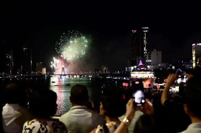 Lễ hội Pháo hoa quốc tế Đà Nẵng 2023: Mãn nhãn màn tranh tài của đội Australia và Italia - Ảnh 15. Lễ hội Pháo hoa quốc tế Đà Nẵng 2023: Mãn nhãn màn tranh tài của đội Australia và Italia - Ảnh 15.