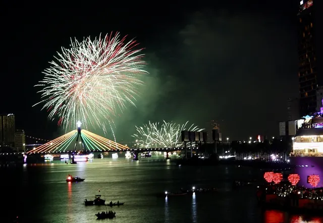 Lễ hội Pháo hoa quốc tế Đà Nẵng 2023: Mãn nhãn màn tranh tài của đội Australia và Italia - Ảnh 7. Lễ hội Pháo hoa quốc tế Đà Nẵng 2023: Mãn nhãn màn tranh tài của đội Australia và Italia - Ảnh 7.