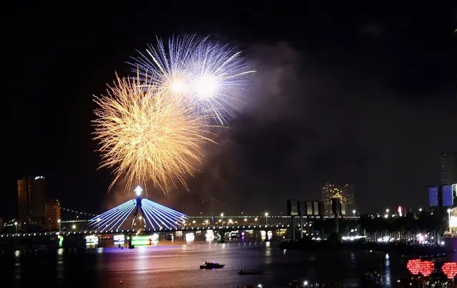 Lễ hội Pháo hoa quốc tế Đà Nẵng 2023: Mãn nhãn màn tranh tài của đội Australia và Italia - Ảnh 9. Lễ hội Pháo hoa quốc tế Đà Nẵng 2023: Mãn nhãn màn tranh tài của đội Australia và Italia - Ảnh 9.