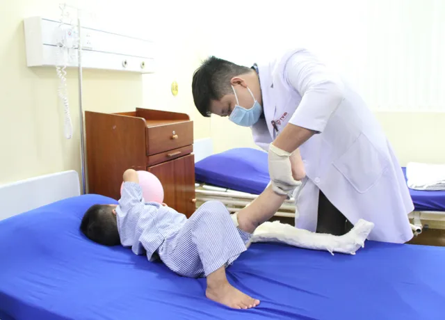 Bạc Liêu: Điều trị thành công cho bé trai 3 tuổi bị quấn vào cánh quạt nuôi tôm - Ảnh 2. Bạc Liêu: Điều trị thành công cho bé trai 3 tuổi bị quấn vào cánh quạt nuôi tôm - Ảnh 2.