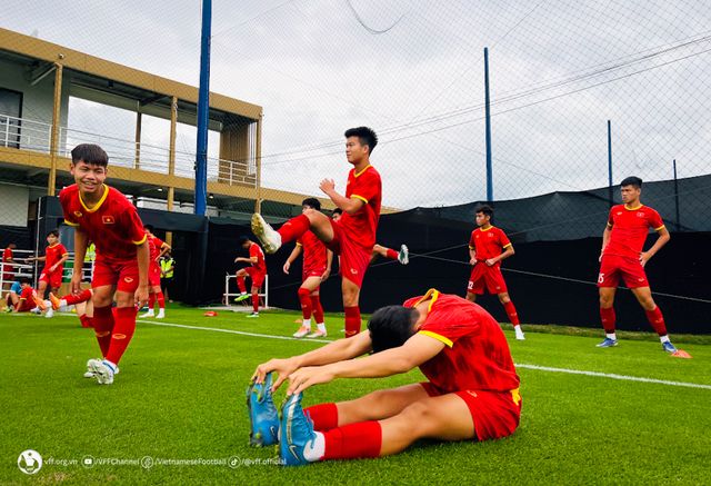 ĐT U17 Việt Nam thăm quan sân Rajamangala, chuẩn bị cho trận đấu với U17 Nhật Bản - Ảnh 1.