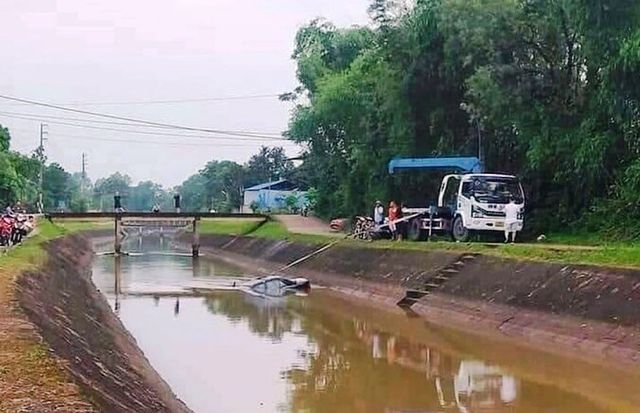 Ô tô mất lái lao xuống kênh, 4 người thương vong - Ảnh 1.