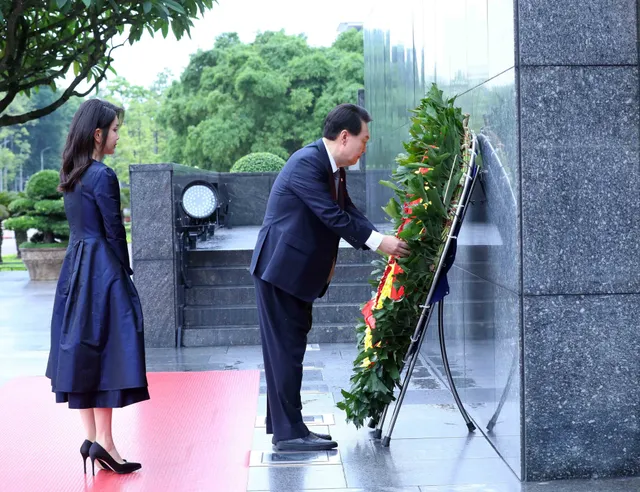 Tổng thống Hàn Quốc Yoon Suk Yeol vào Lăng viếng Chủ tịch Hồ Chí Minh - Ảnh 5.
