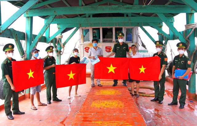 Tăng cường bảo vệ chủ quyền biên giới, quyết liệt ngăn chặn khai thác hải sản trái phép - Ảnh 2.