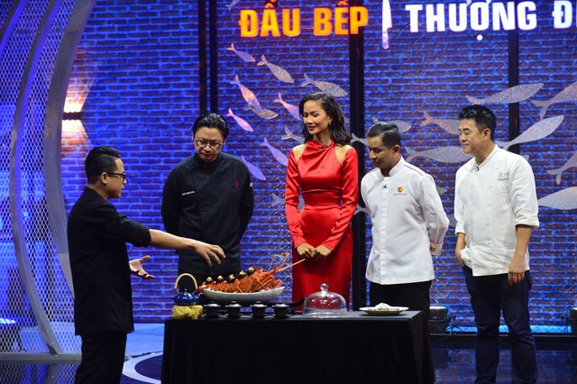 Top Chef Việt Nam 2023 - Tập 3: Thử thách nấu món phở ăn không dùng đũa, 2 đầu bếp gói dao ra về - Ảnh 11.