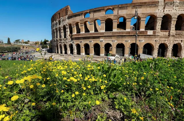 Italy truy tìm và trừng phạt du khách vẽ bậy lên  bức tường Đấu trường La Mã - Ảnh 3.